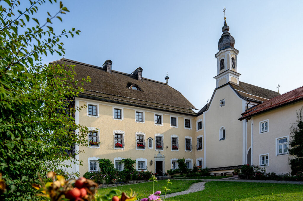 Eingebettet in die ruhige Hügellandschaft des Chiemgaus, nahe Palling, bietet das Klostergut Harpfetsham den idealen Ort für Seminare, Bildung und Erholung.